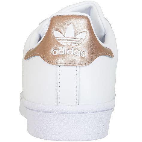 adidas lederschuhe damen weiß und gold|Weiße adidas Lederschuhe: Der Klassiker als Grundlage für.